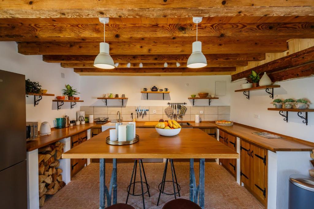 Beautiful cottage with heated pool for 22 ppl photo 4