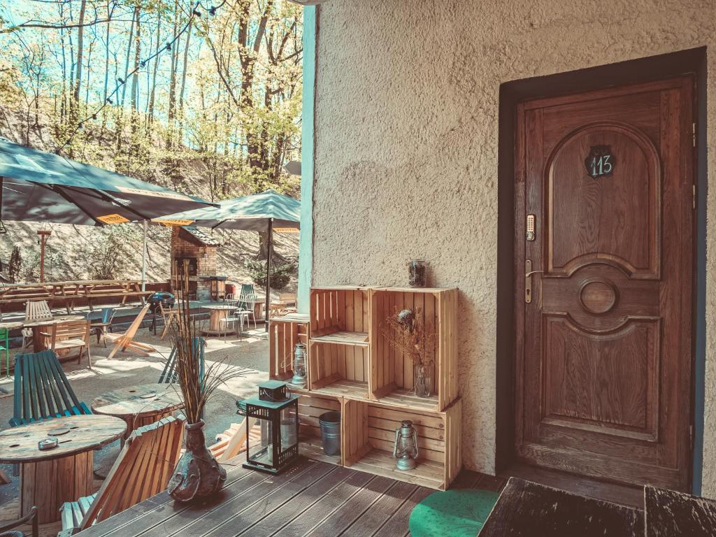 Трехместный (Трехместный номер с собственной ванной комнатой), Downtown Forest Hostel & Camping
