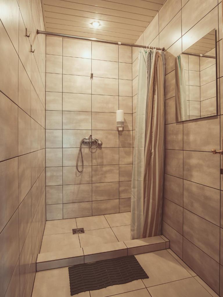Трехместный (Трехместный номер с собственной ванной комнатой), Downtown Forest Hostel & Camping