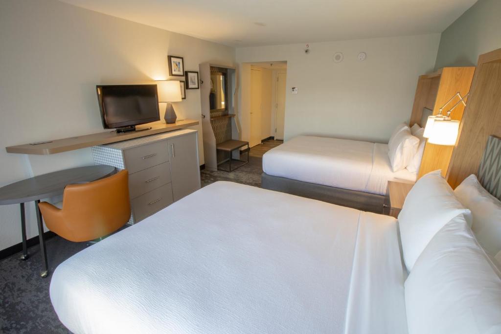 Семейный (Standard Queen Room with Two Queen Beds (No Resort Fee)), Holiday Inn Orlando International Airport, an IHG Hotel