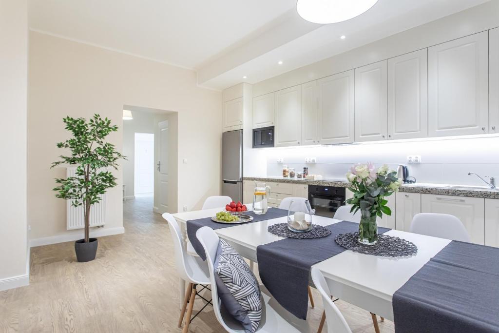 Двухместный (Двухместный номер с балконом и общей ванной комнатой), Riviera Rooms