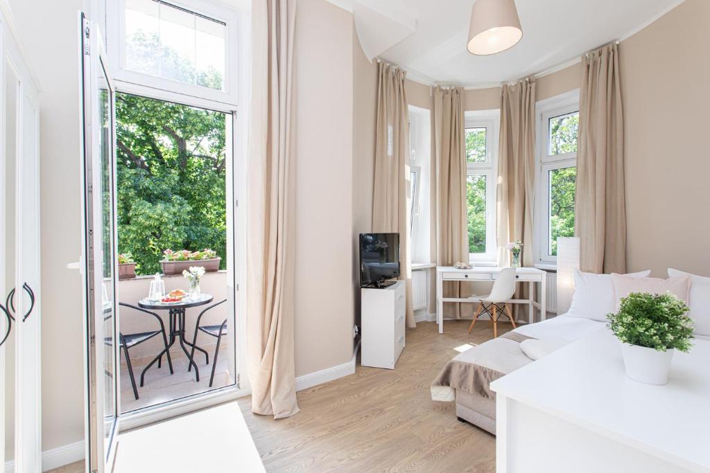 Двухместный (Двухместный номер с балконом и общей ванной комнатой), Riviera Rooms
