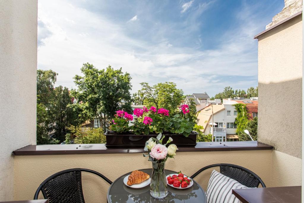 Двухместный (Двухместный номер с балконом и общей ванной комнатой), Riviera Rooms