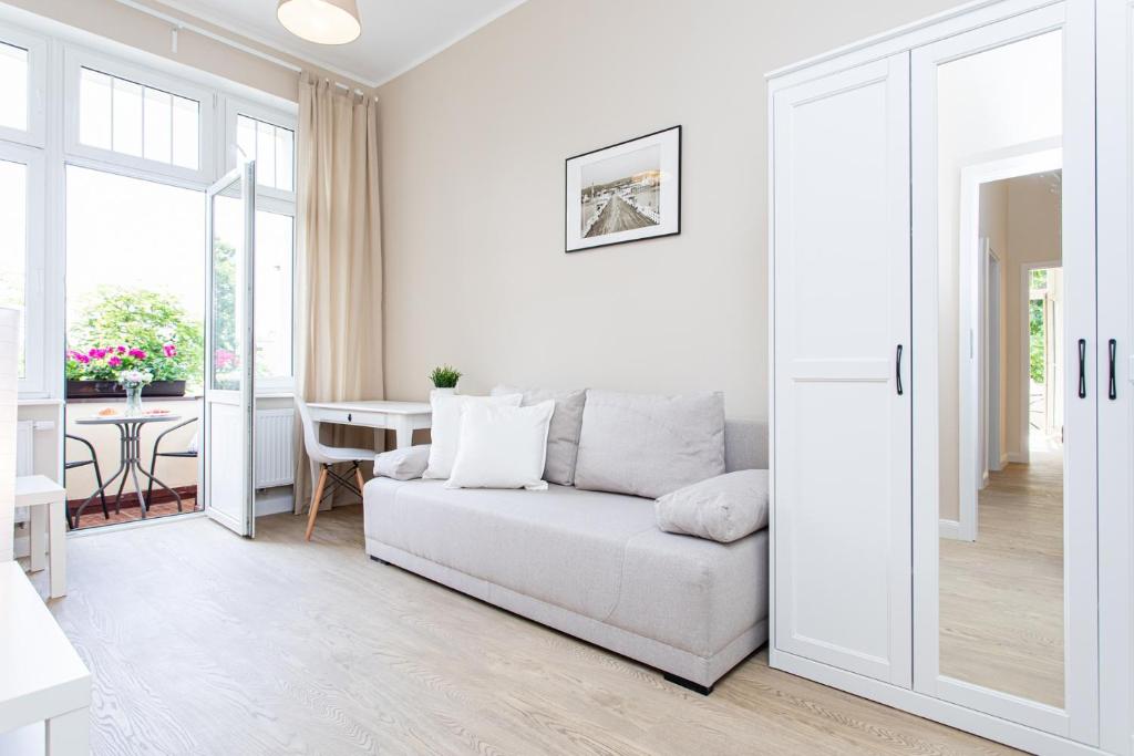 Двухместный (Двухместный номер с балконом и общей ванной комнатой), Riviera Rooms