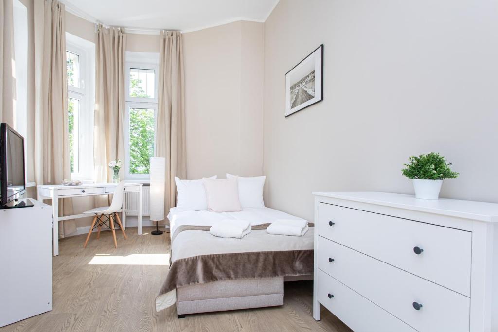 Двухместный (Двухместный номер с балконом и общей ванной комнатой), Riviera Rooms