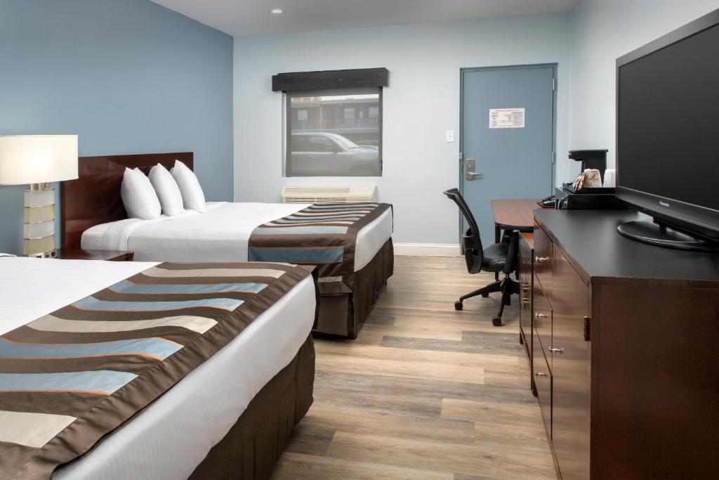 Четырехместный (Номер с 2 кроватями размера «queen-size»), Ivy City Hotel