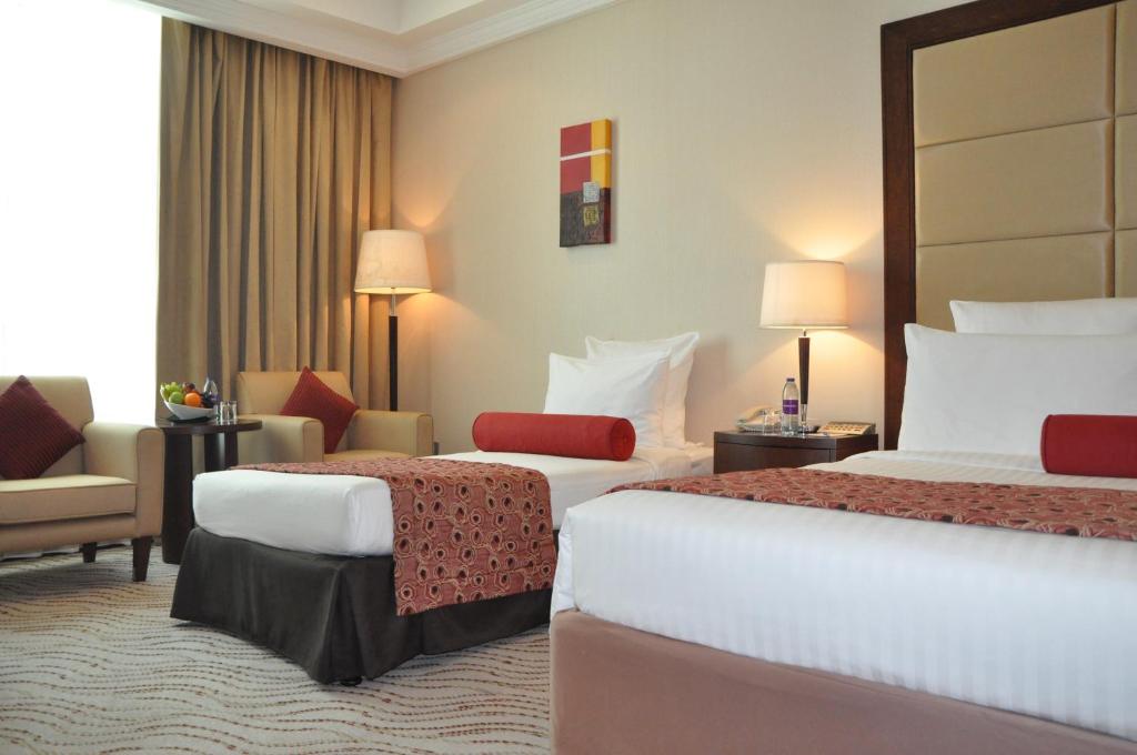 Трехместный (Улучшенный трехместный номер), Отель Park Regis Kris Kin Hotel