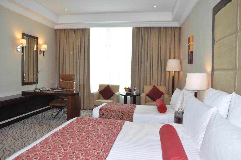 Трехместный (Улучшенный трехместный номер), Отель Park Regis Kris Kin Hotel