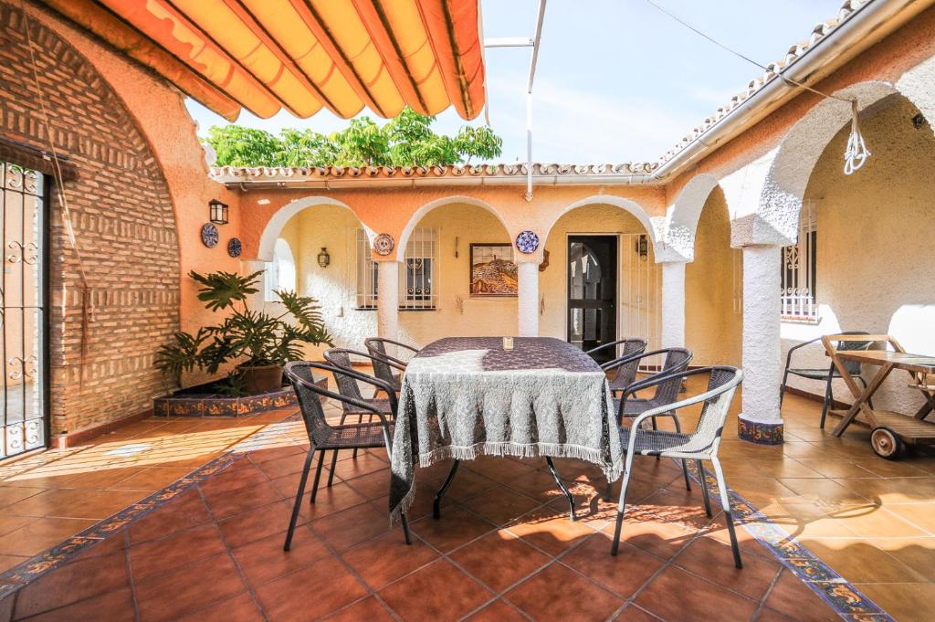 Вилла (Вилла - Рядом с пляжем), Beach Villa Costanera in Marbella