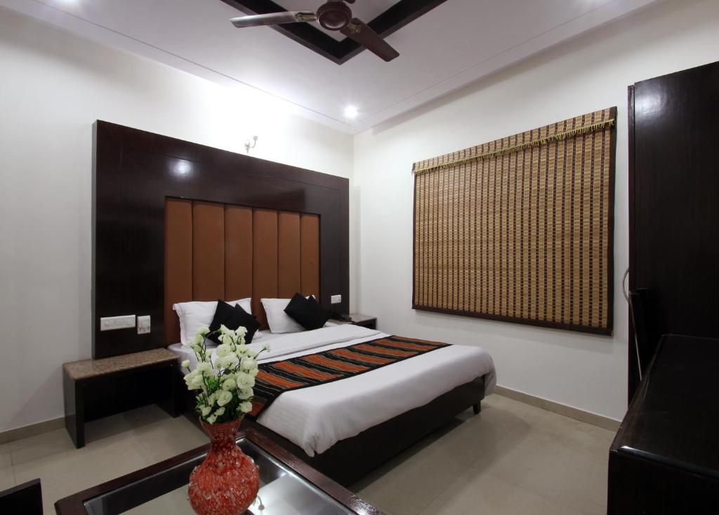 Двухместный (Улучшенный двухместный номер с 1 кроватью), FabHotel Mohan International Paharganj