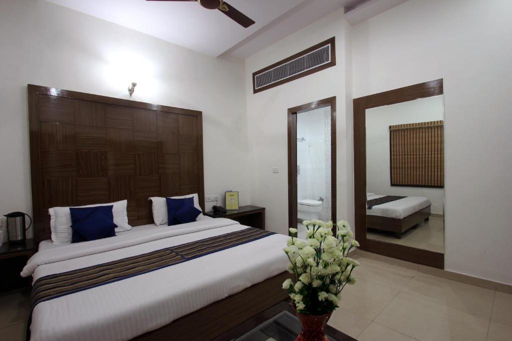 Двухместный (Двухместный номер Делюкс с 1 кроватью), FabHotel Mohan International Paharganj