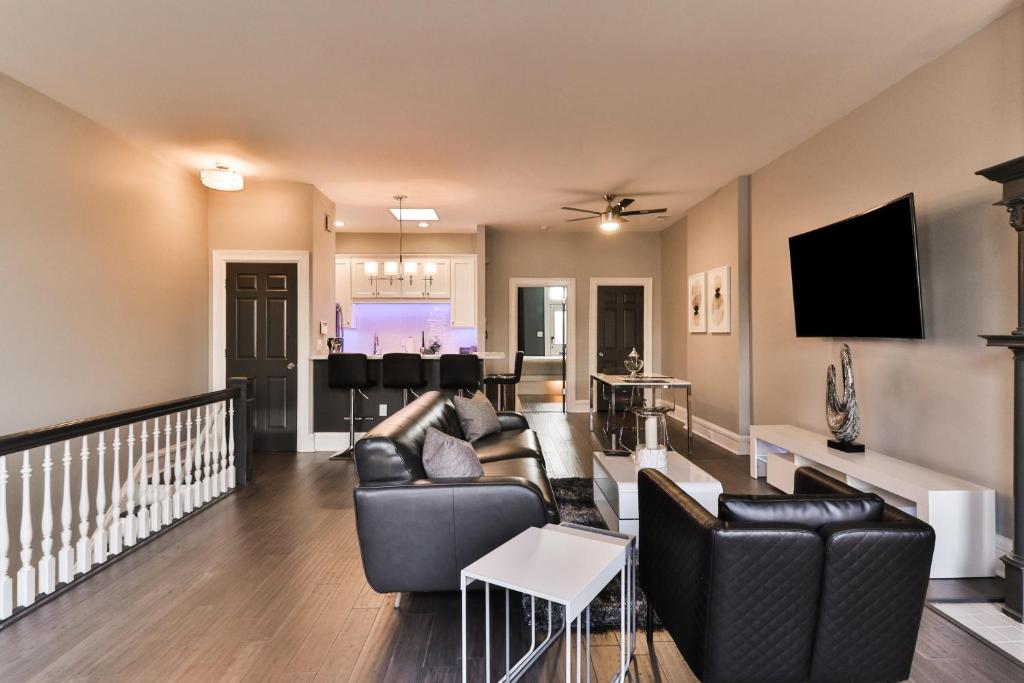 Luxury Apt w/ Spectrum Mood Lighting - Historic Cherokee Street Antique Row image