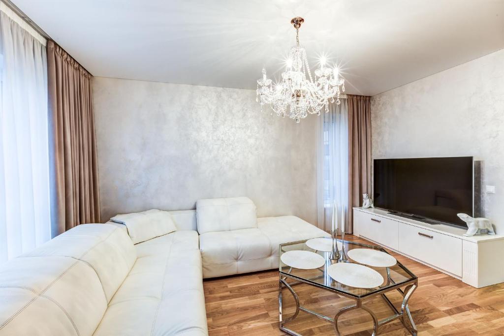 Pallasti Luxury Apartment - Tap to explore photos