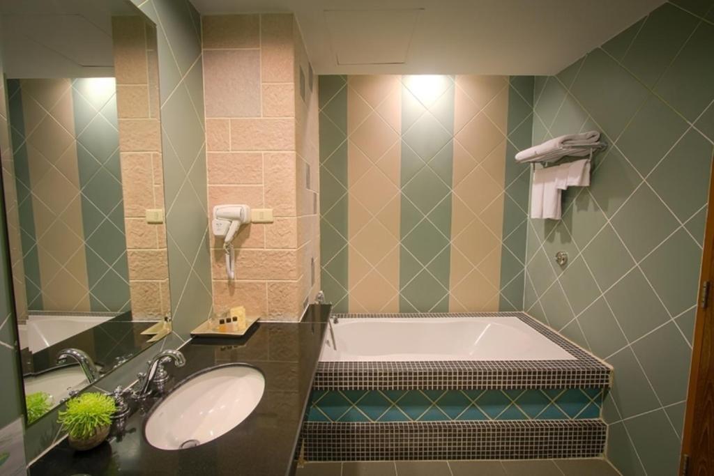 Long Beach Garden Hotel & Pavilions Room Type - Superior with Balcony
