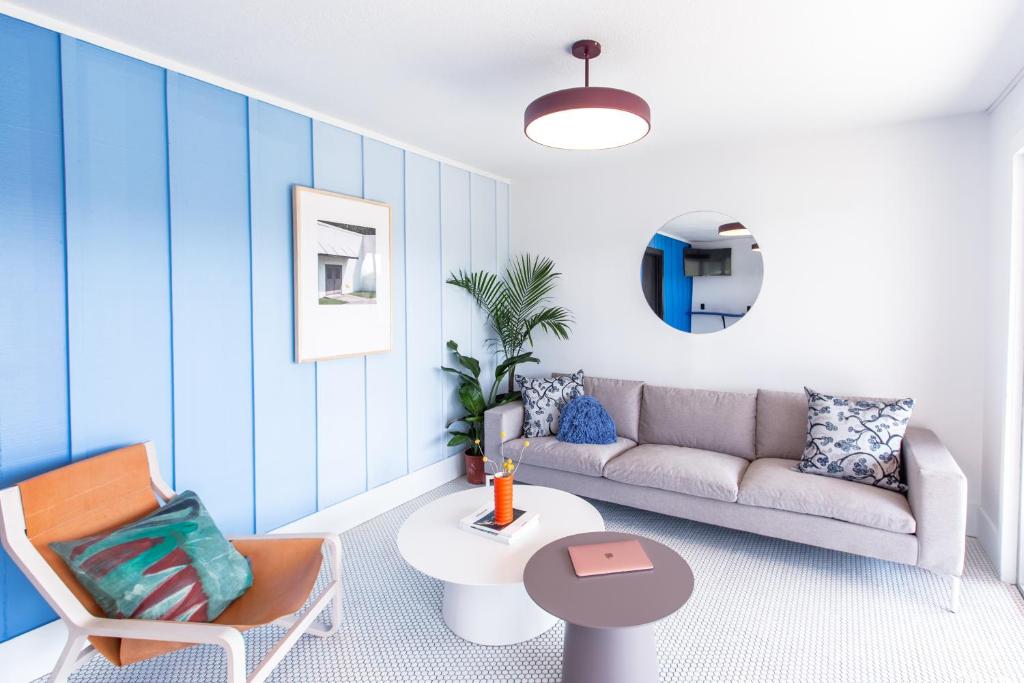 The Iris Motel image