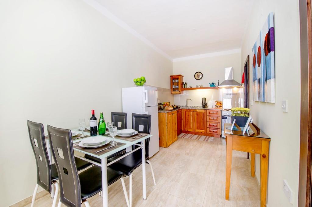 aloha apartments photo 2