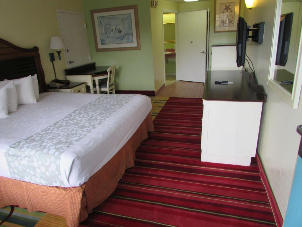 Двухместный (Standard Room with One King Bed - Disability Access/Roll In-Shower), Seralago Hotel & Suites Main Gate East