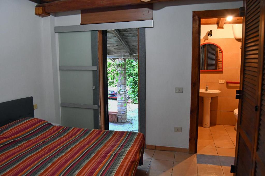 casa immersa nel verde photo 3