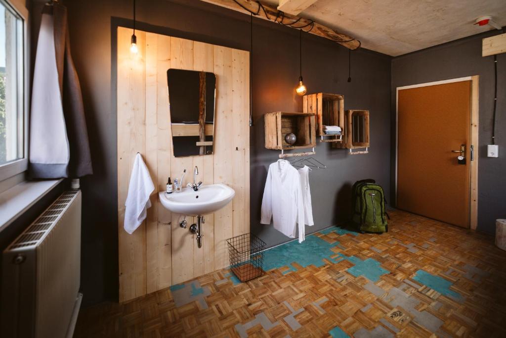 Одноместный (Отдельный одноместный номер с общим душем и туалетом), The Keep Eco Residence