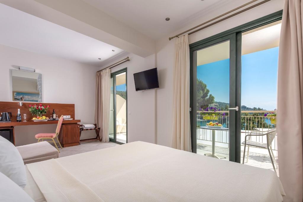 Tosca Beach Hotel photo 1