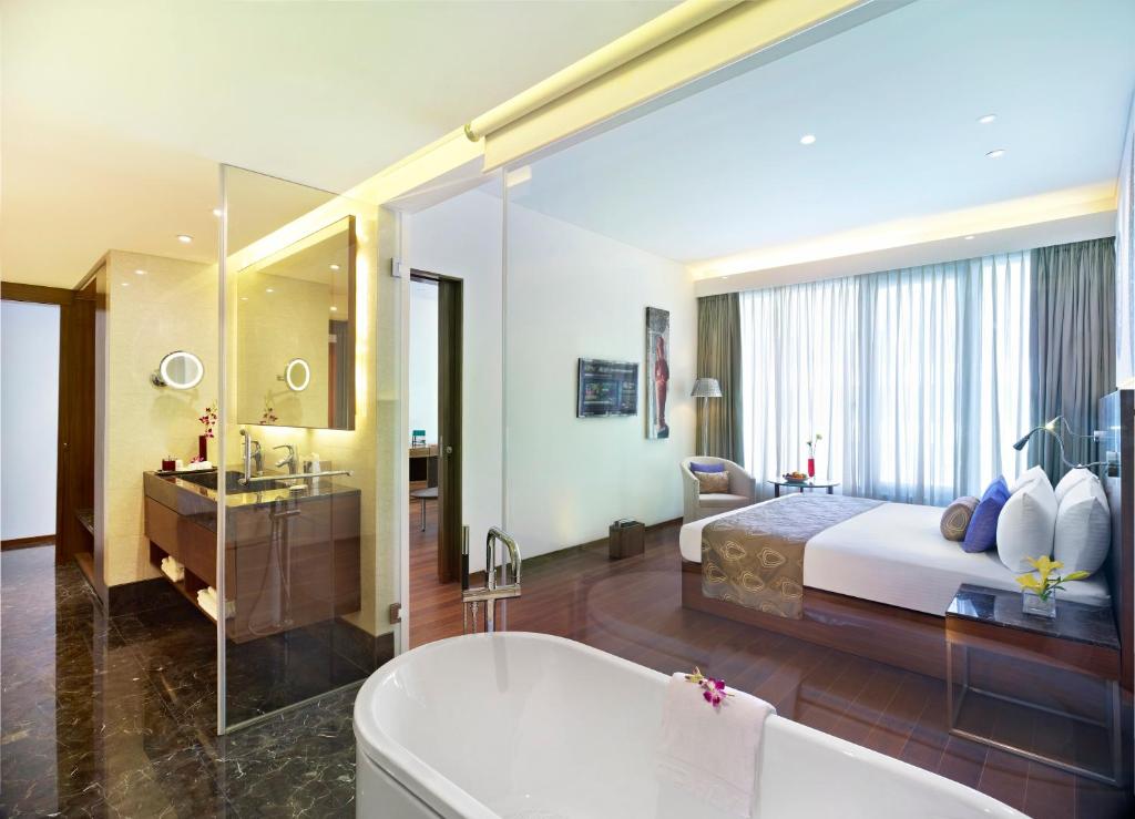Сьюит (Executive Suite Pool View With One Way Airport Transfer and More), The Gateway Hotel IT Expressway