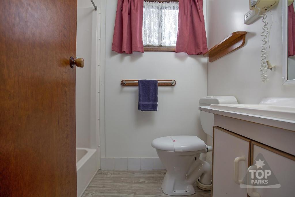 Lake Fyans Holiday Park Room Type - Standard Cabin
