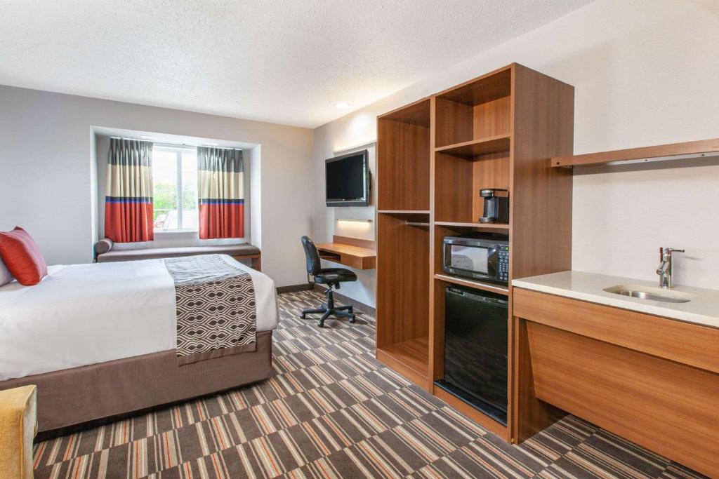 Microtel Inn & Suites by Wyndham Pittsburgh Airport image