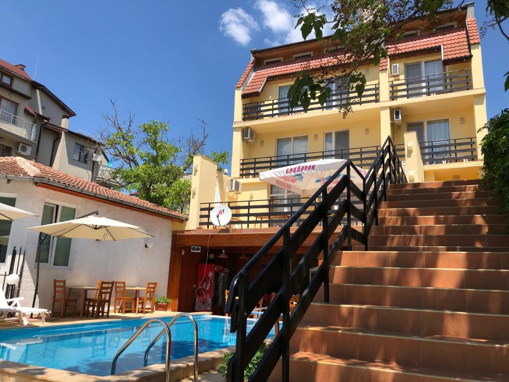 Family Hotel Central photo 1