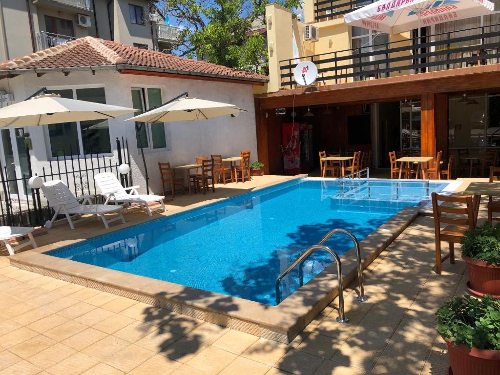 Family Hotel Central photo 2