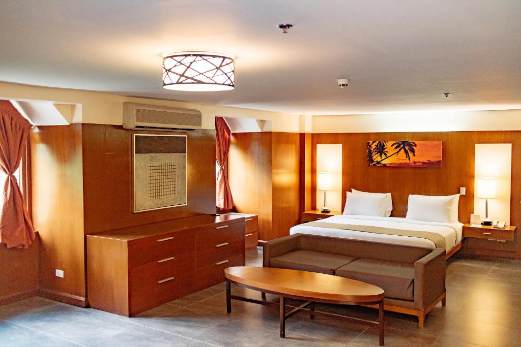 Сьюит (Представительский люкс), Crown Regency Beach Resort