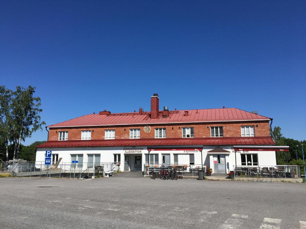 Hjalmar’s Hotel - Tap to explore photos