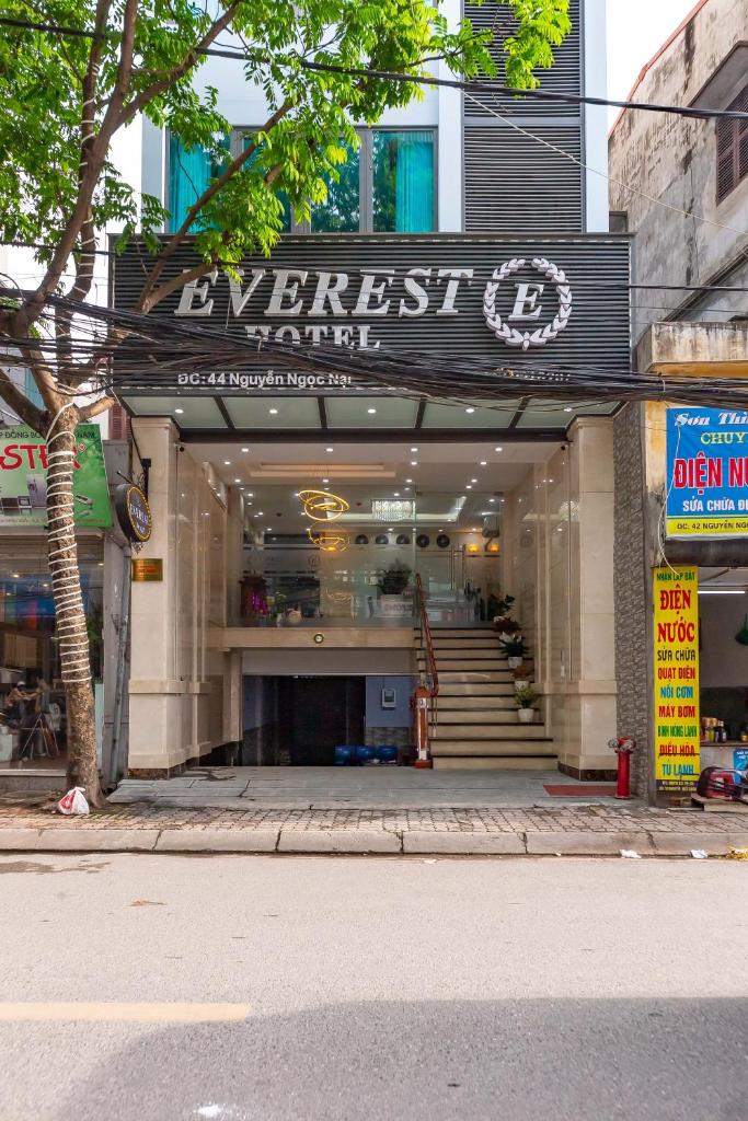 EVEREST HOTEL