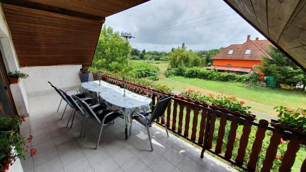Kondor Vendégház photo 2