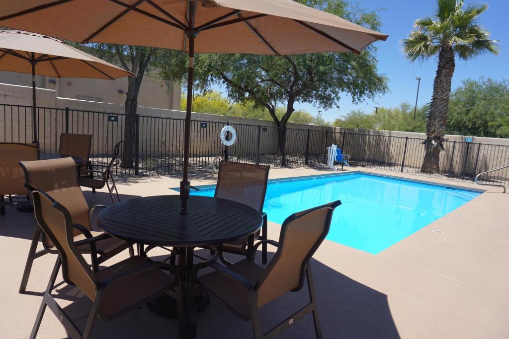 Super 8 by Wyndham Casa Grande - Tap to explore photos