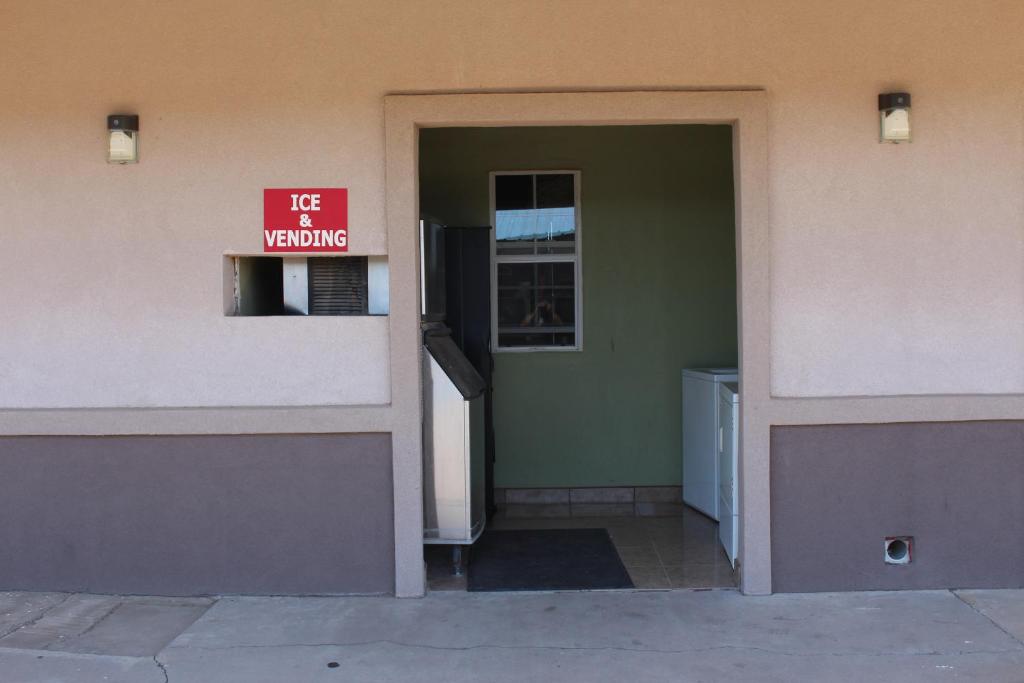 Deluxe Inn Fort Stockton photo 4