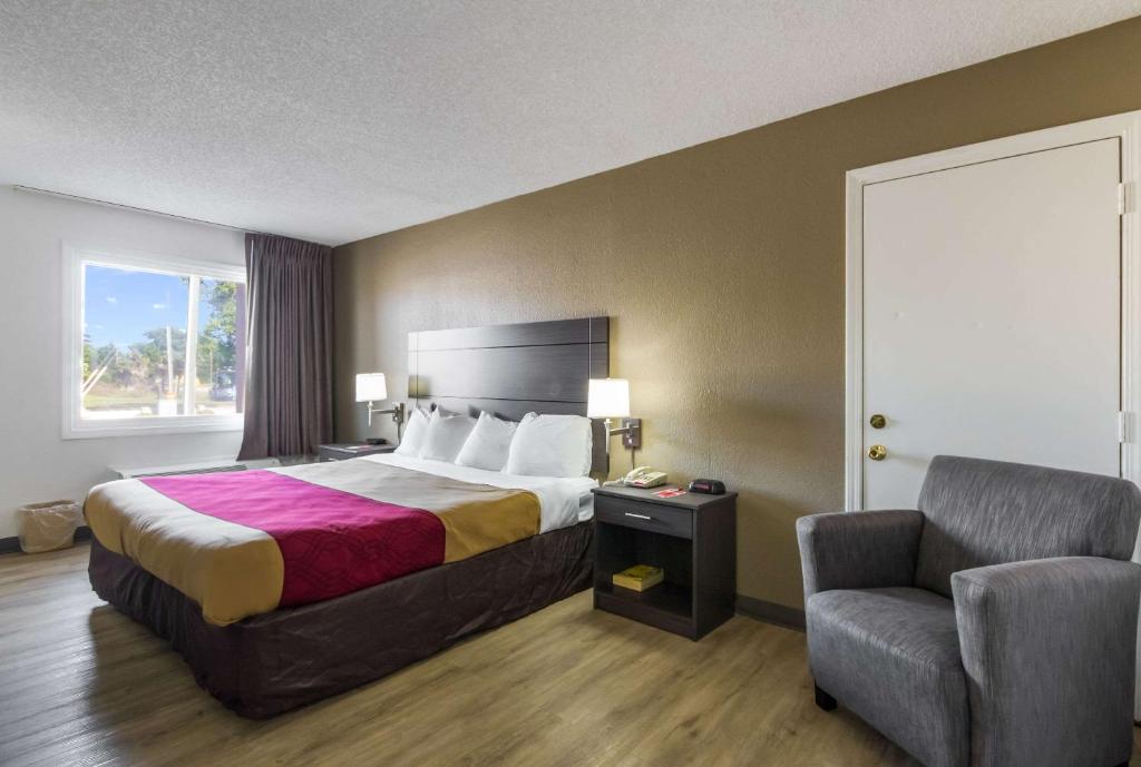 Econo Lodge Little Creek photo 2