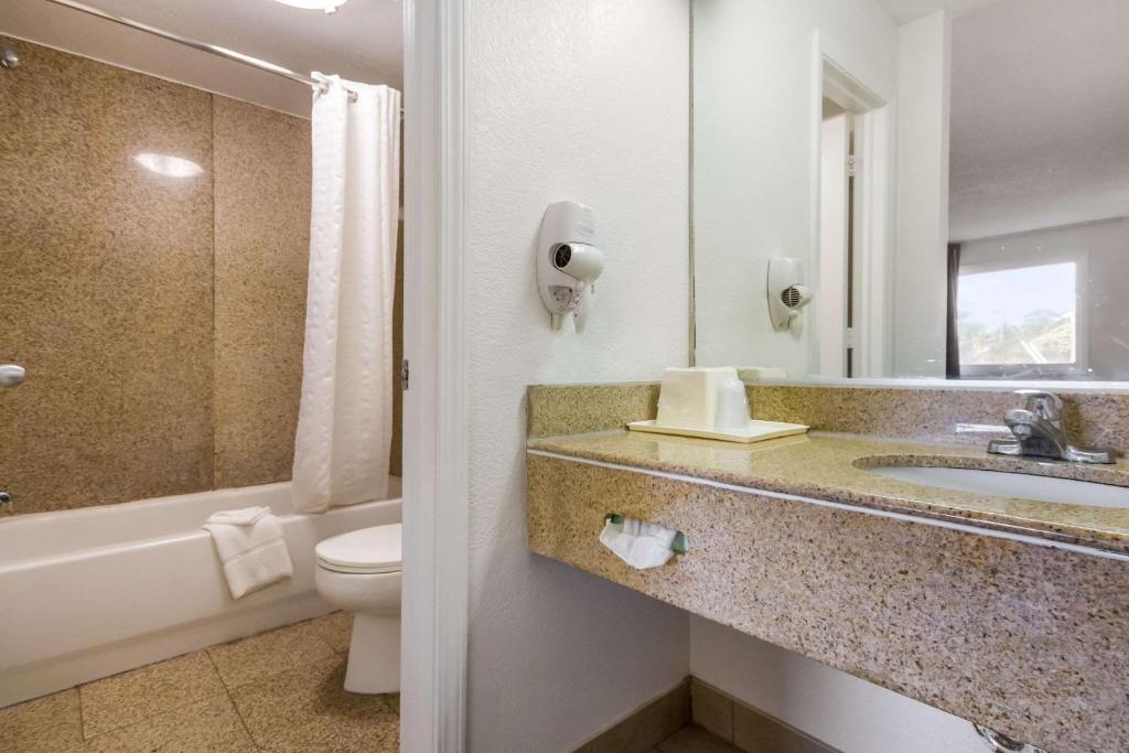 Econo Lodge Little Creek photo 3