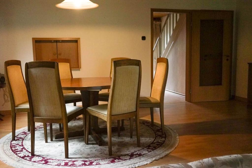 Entire house, quiet city location, garden, parking photo 2
