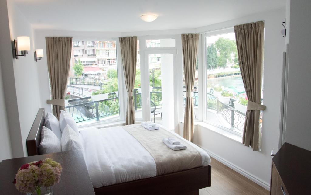 Seasons Hotel photo 1