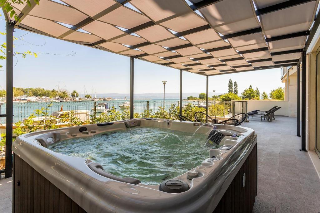 Luxury Apartment with Hot Tub photo 4