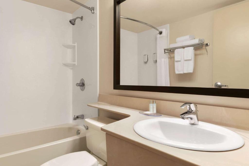 Travelodge Suites by Wyndham Moncton photo 4