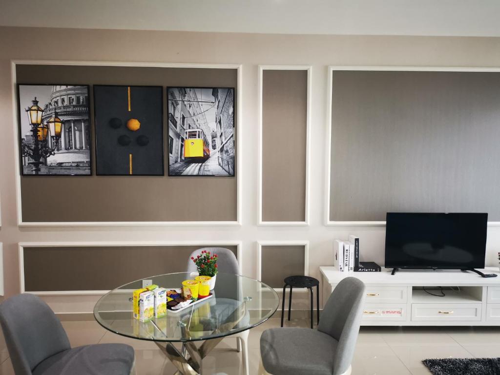 Studio Apartment with Balcony by Host Assist i-City photo 3