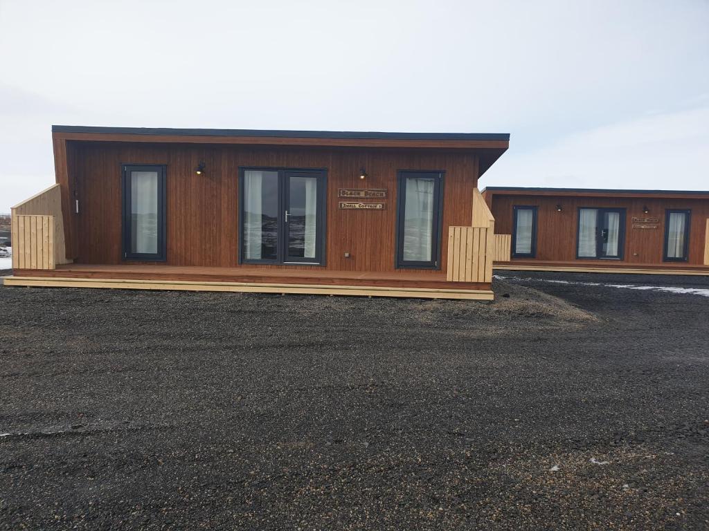 Black Beach Cottage Small photo 1