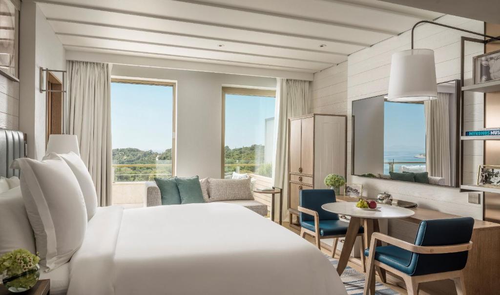 Сьюит (Полулюкс Arion с кроватью размера «king-size» и видом на сосновую рощу), Four Seasons Astir Palace Hotel Athens