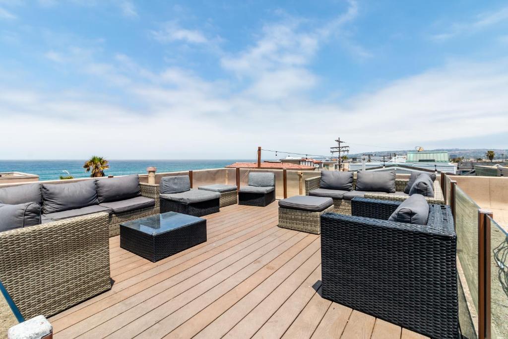 Fantastic Mission Beach condo steps to the Beach image