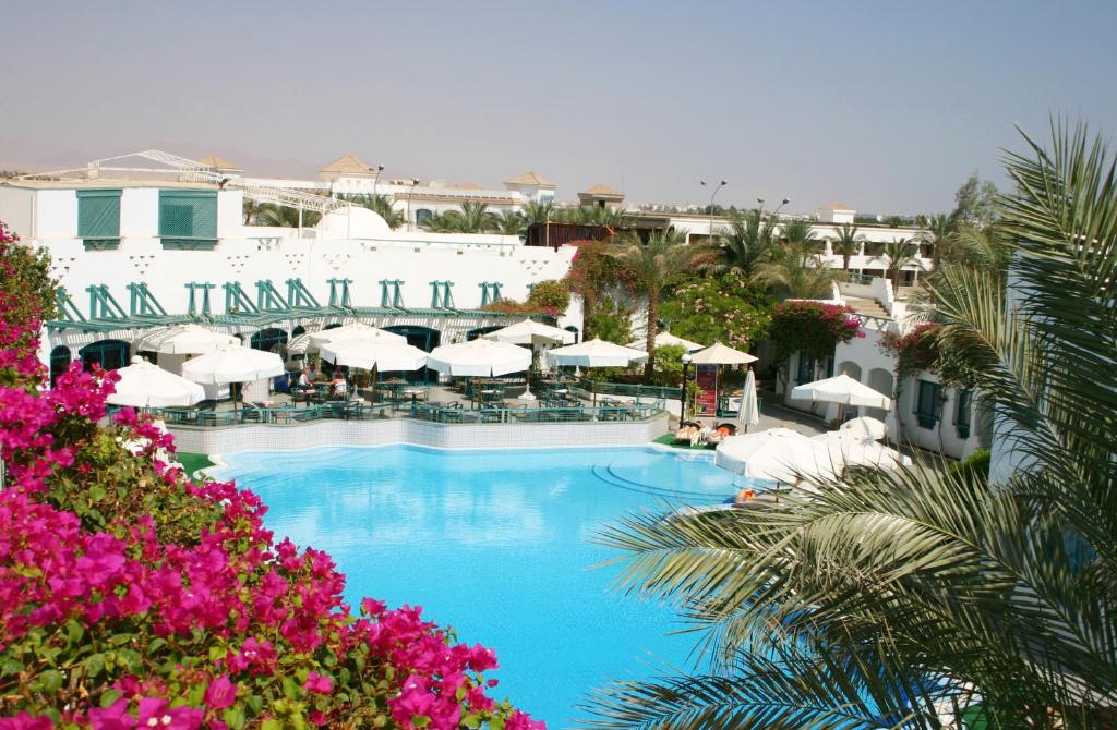 Сьюит (Полулюкс, вид на бассейн), Falcon Hills Hotel