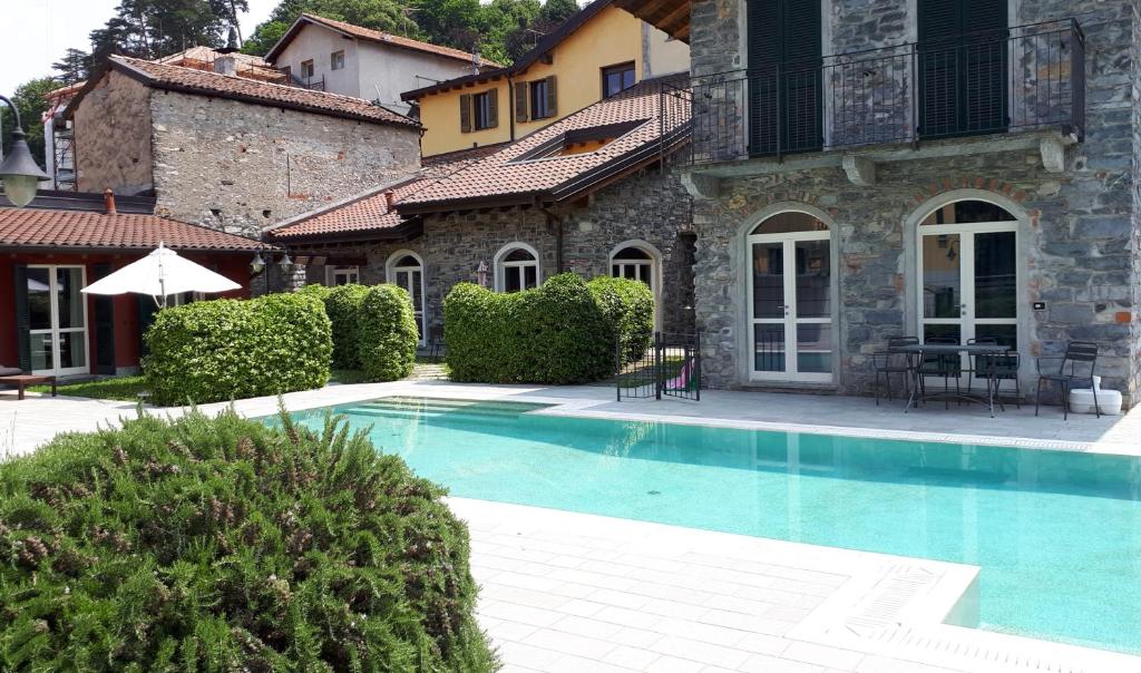 BELLAGIO DREAMS APT, pool, with private garden, near lake
