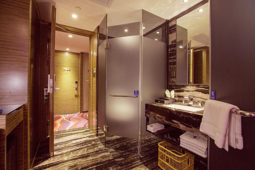 Двухместный (Улучшенный номер с кроватью размера «queen-size»), La Perle International Hotel