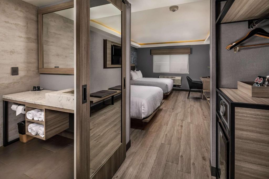 Семейный (Номер с 2 кроватями размера «queen-size» – Для некурящих), Avenue Hotel, Ascend Hotel Collection