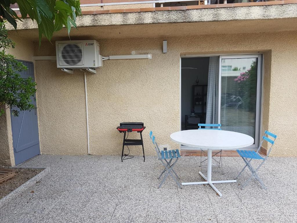 T2 DE 40 M2 EN REZ DE JARDIN Avec parking CARNON PLAGE photo 3